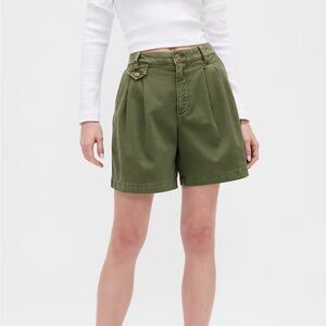 GAP Mid Rise Twill Pleated Shorts